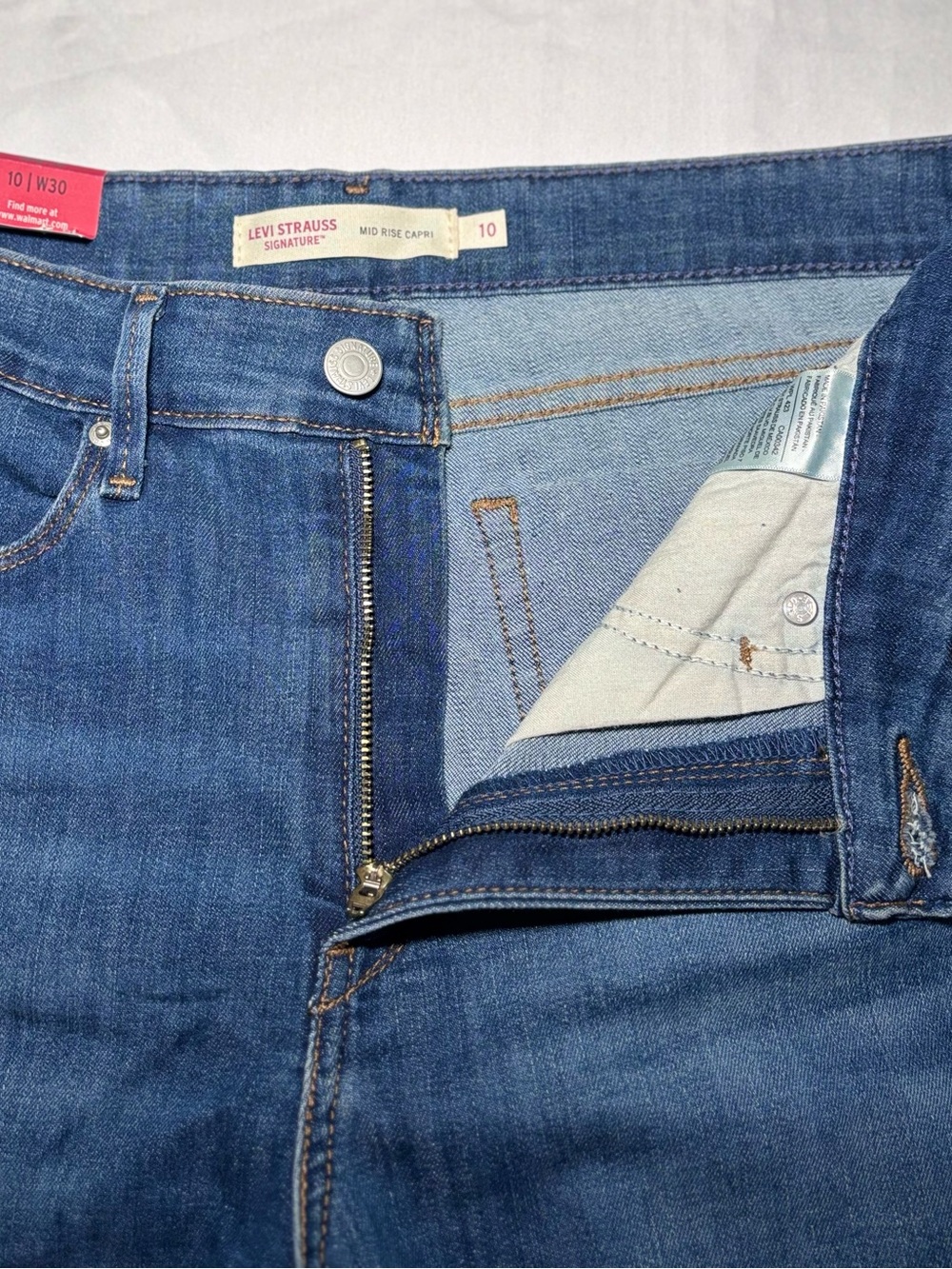Levi Signature Mid Rise Capri Jeans - Picture 5 of 10